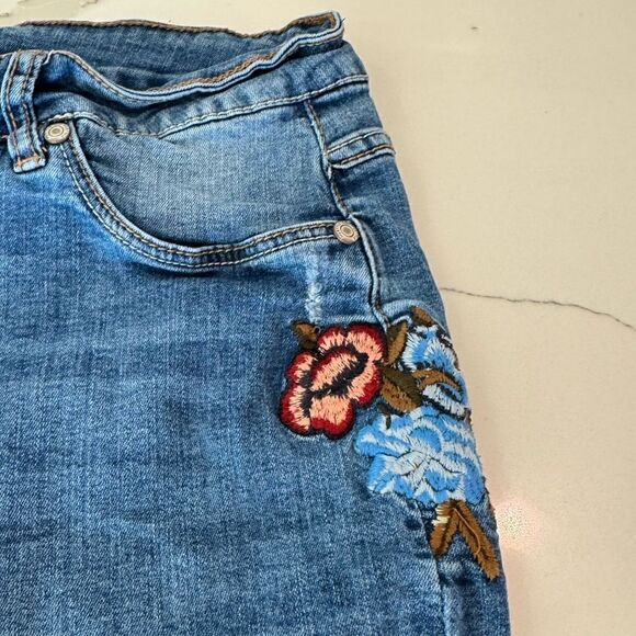 My style jeans with embroidered flowers - Picture 4 of 9